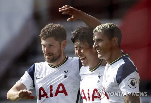 사우샘프턴전에서 손흥민의 4번째 골에 기뻐하는 토트넘 선수들  [EPA=연합뉴스]